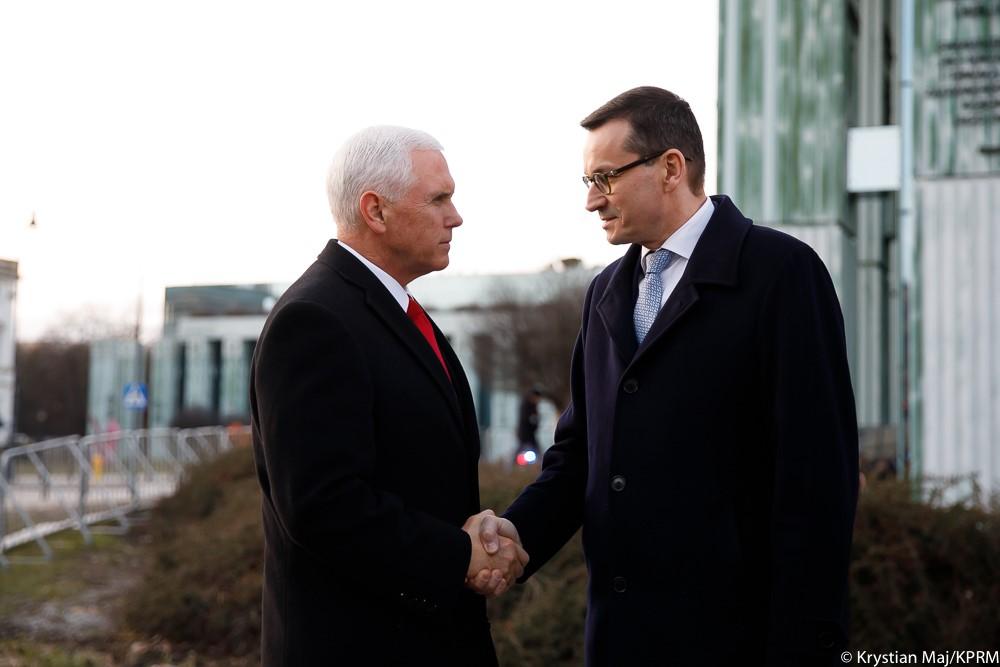 Premier Mateusz Morawiecki (po prawej) podaje rękę wiceprezydentowi USA (po lewej).