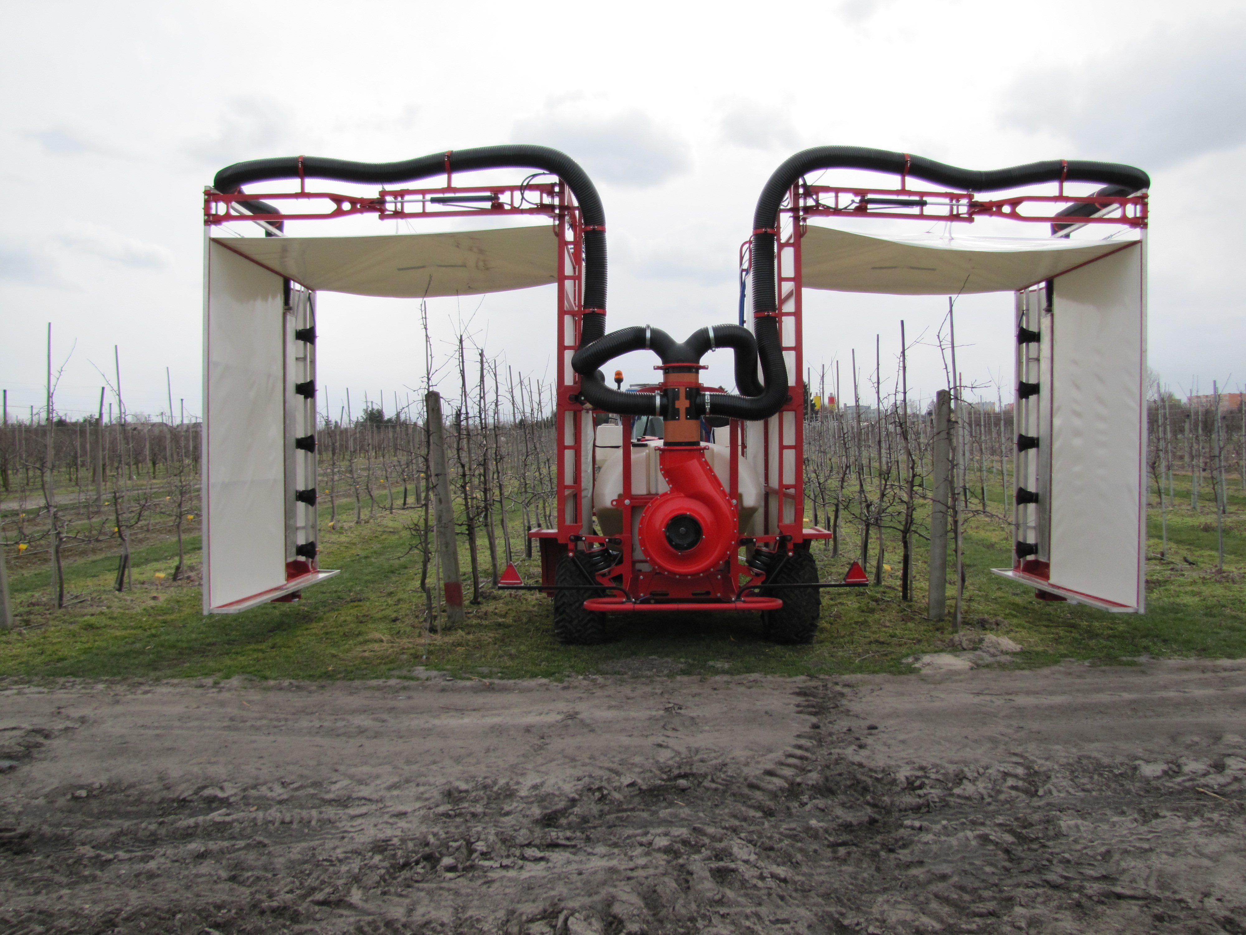 Rodzina innowacyjnych tunelowych opryskiwaczy sadowniczych z odzyskiwaniem cieczy użytkowej