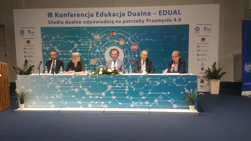 Zdjęcie z konferencji Edual Gliwice – uczestnictwo koordynator projektu w panelu – metody nauczania w trakcie realizacji studiów dualnych