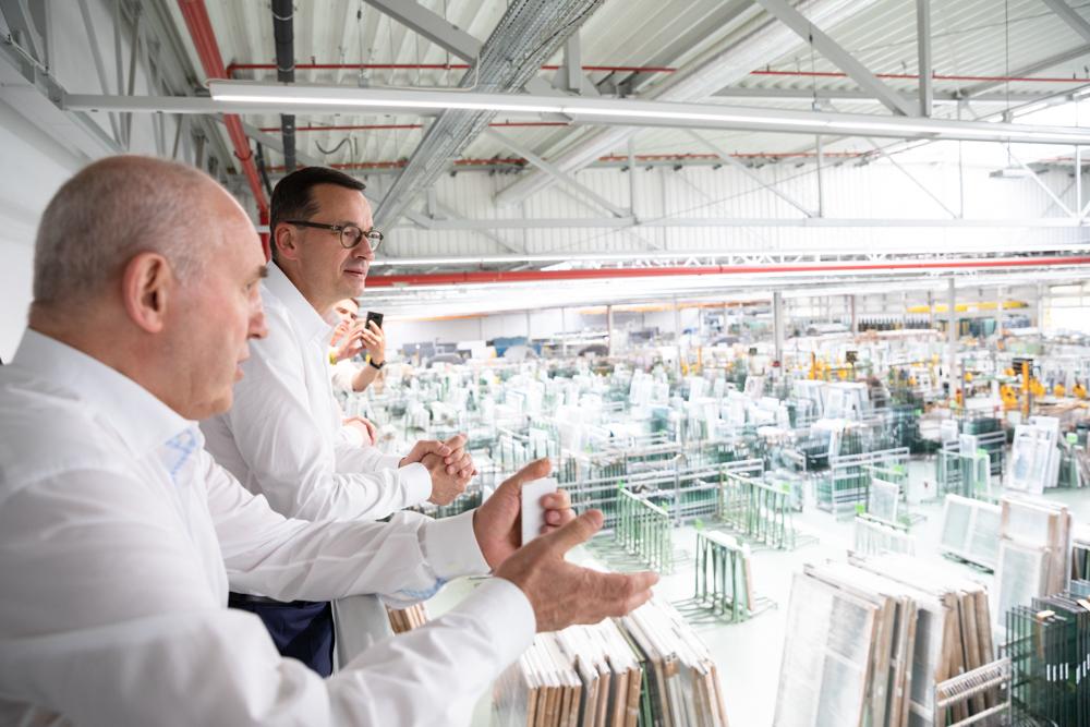 Prezes pokazuje premierowi firmę.