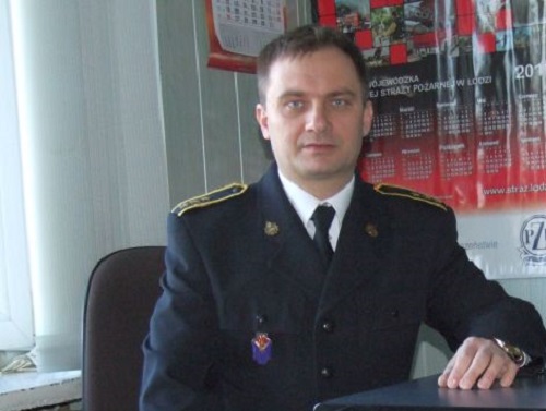Zdjęcie przedstawia dowódcę zmiany III JRG Koluszki asp. sztab. Jarosława Sikorskiego