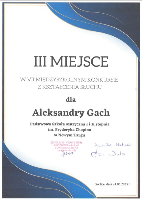 Dyplom na białym tle z niebieskimi falami w prawym górnym rogu oraz dolnym lewym rogu. Po środku dyplomu uzyskane miejsce na konkursie, pełna nazwa konkursu, dane personalne laureatki oraz pełna nazwa szkoły delegującej na konkurs. Następnie pieczęć organizatora i podpisy jury. W prawym dolnym rogu data i miejsce konkursu.
