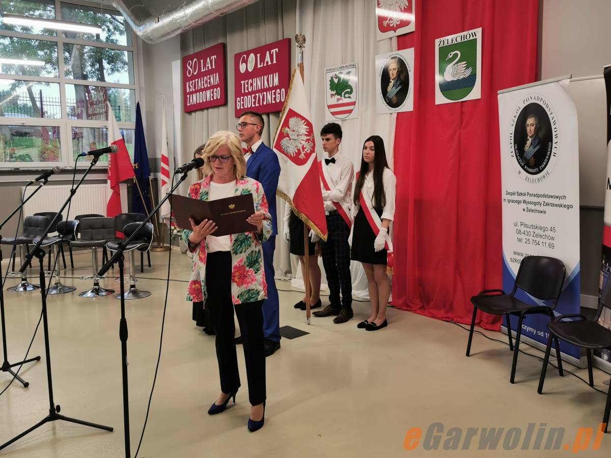 Na zdjęciu pracownik GUGiK odczytuje list gratulacyjny.