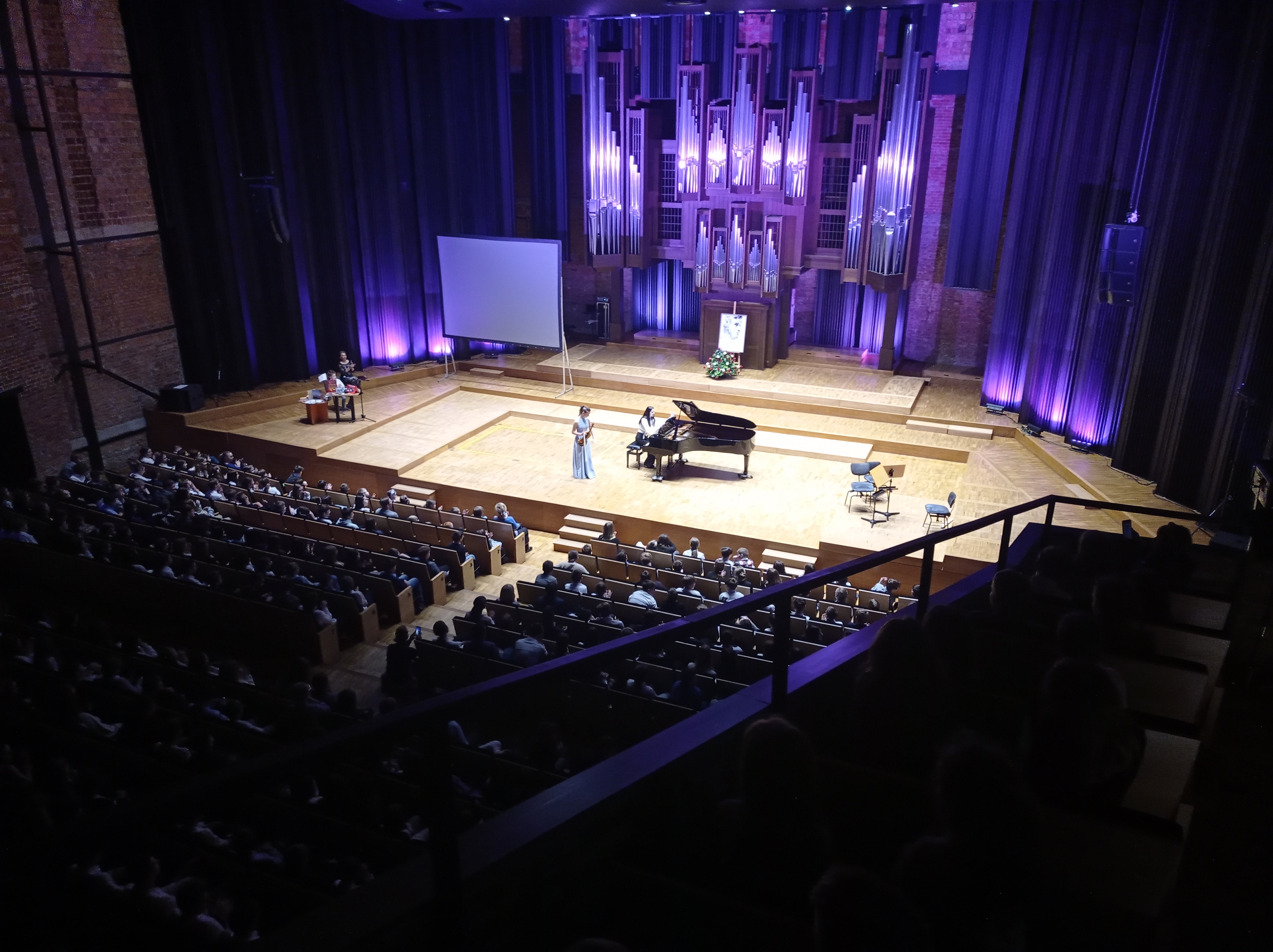 Scena Filharmonii Lubelskiej widziana z balkonu podczas koncertu