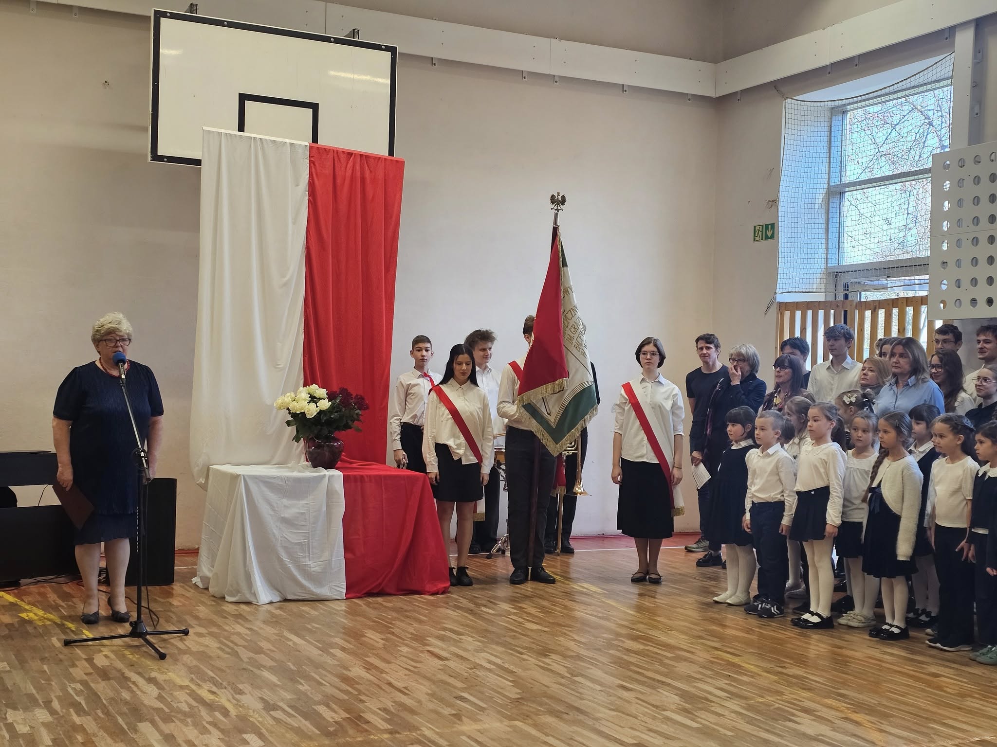 Uroczystość na sali gimnastycznej z okazji 107 rocznicy odzyskania Niepodległości Polski