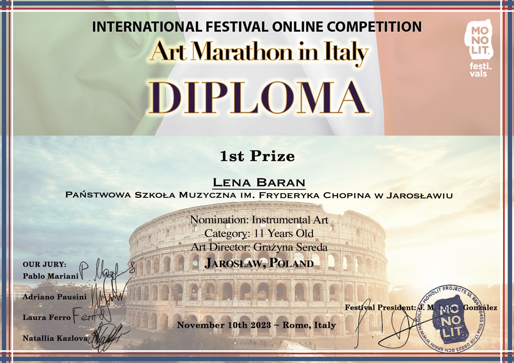 Dyplom na tle flagi Włoch poniżej na tle zdjęcia Koloseum - obiektu historycznego (Rzym, Włochy) Na górze informacja: Międzynarodowym Festiwal ONLINE KOMPETITION Art Marathon In Italy. DYPLOM za 1 miejsce LENA BARAN - PSM Im. F. CHOPINA W JAROSŁAWIU. Kateogria 11 lat, nauczyciel Grażyna Sereda, Jarosław, Polska. Po lewej stronie podpisy członków Jury, po prawej pieczęć i podpis prezydenta festiwalu