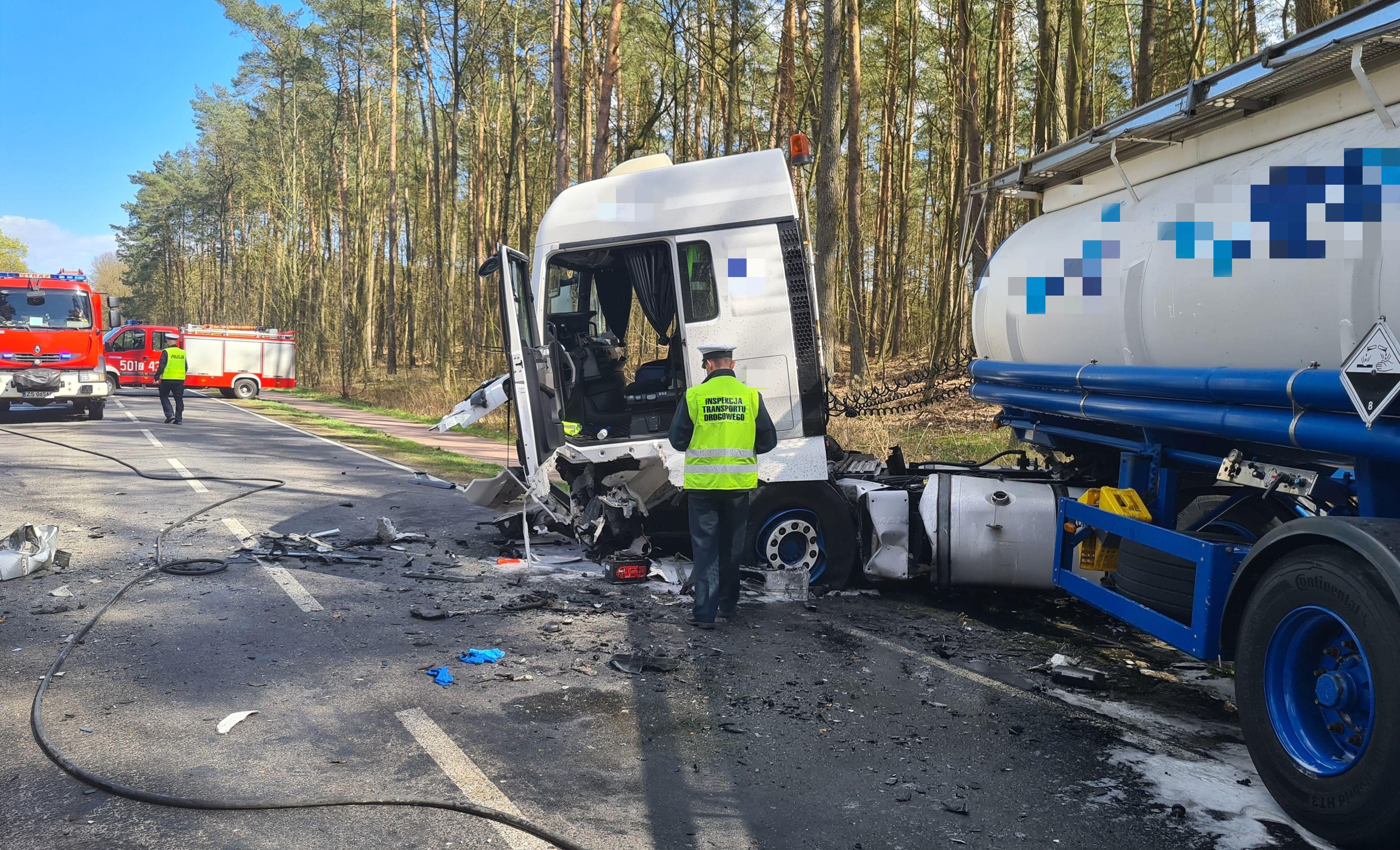 Inspektor ITD stoi przy rozbitej kabinie ciągnika siodłowego.