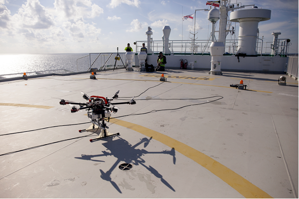 Testy elementów systemu AVAL przeprowadzone na morzu. Na zdjęciu dron lądujący na statku