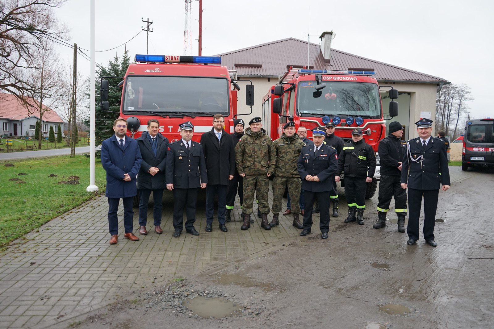 Przekazanie wyposażenia, pojazdu oraz łodzi dla strażaków OSP
