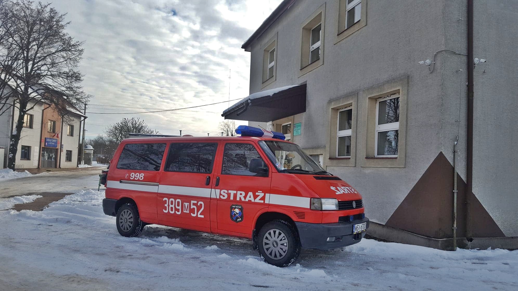 Samochód OSP Kotuń pod budynkiem przychodni zdrowia w Kotuniu, w ramach akcji #SzczepimySię.