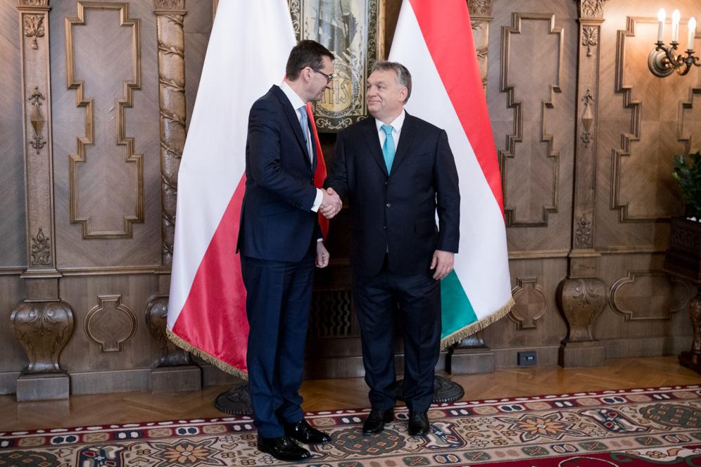 Uścisk dłoni premiera Mateusza Morawieckiego i premiera Viktora Orbana.