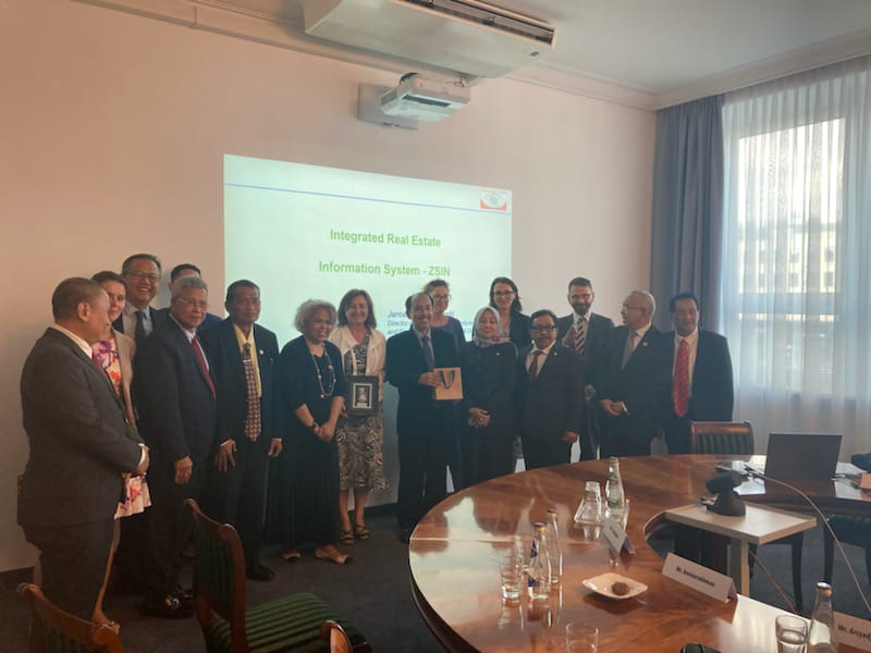 Zdjęcie przedstawia uczestników spotkania z delegacją parlamentarną z Indonezji