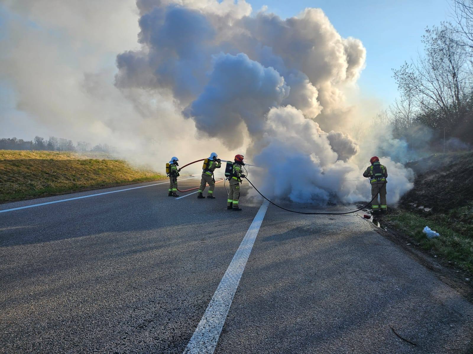 Pożar auta osobowego na S22 - Audi Q5 w płomieniach
