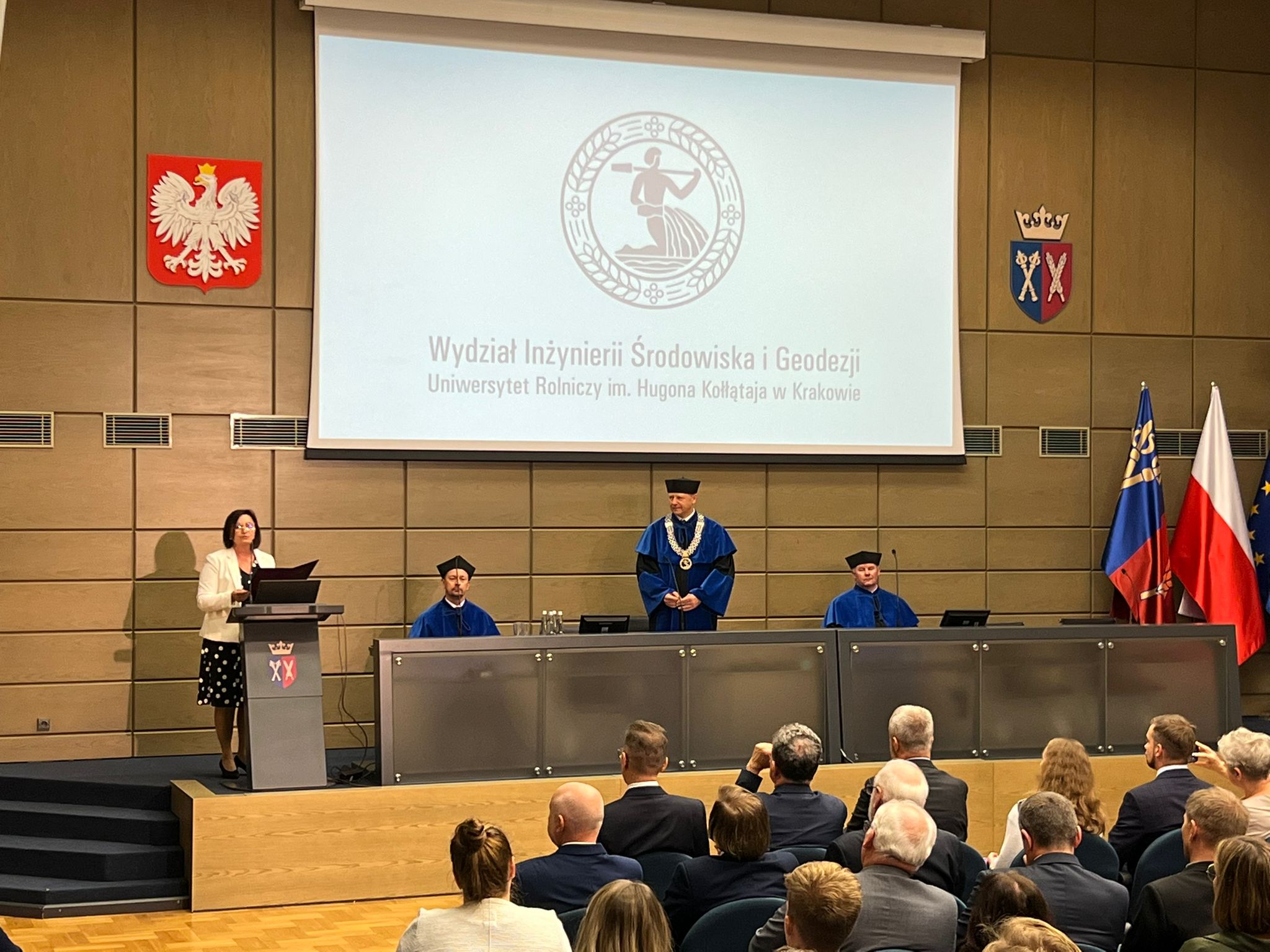 Główny Geodeta Kraju Alicja Kulka przemawia podczas Inauguracji Roku Akademickiego na Wydziale Inżynierii Środowiska i Geodezji Uniwersytetu Rolniczego w Krakowie