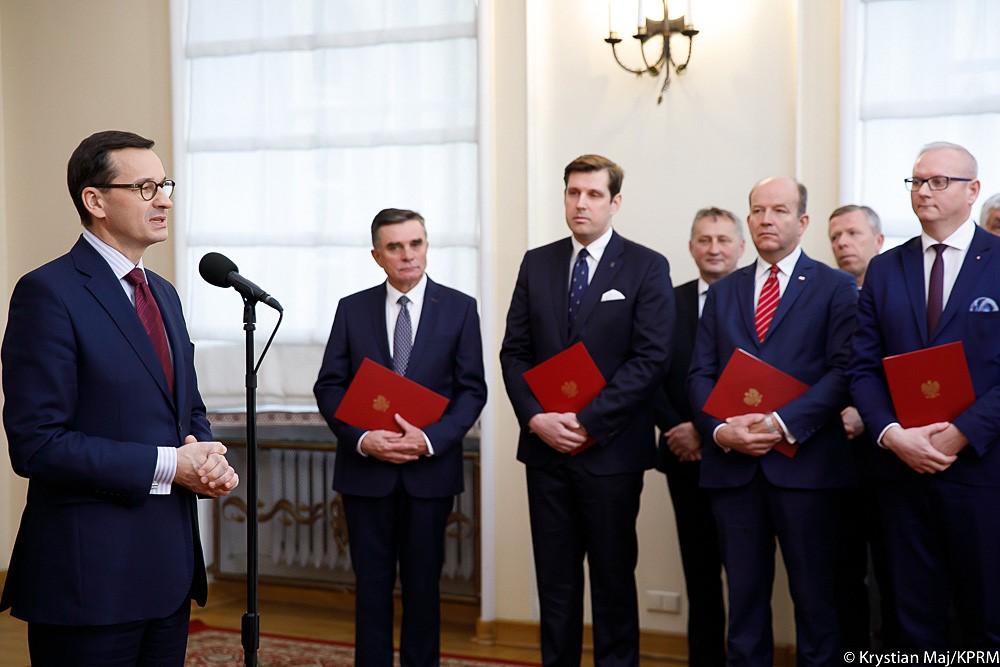 Premier przemawia, obok stoją nominowani wojewodowie.