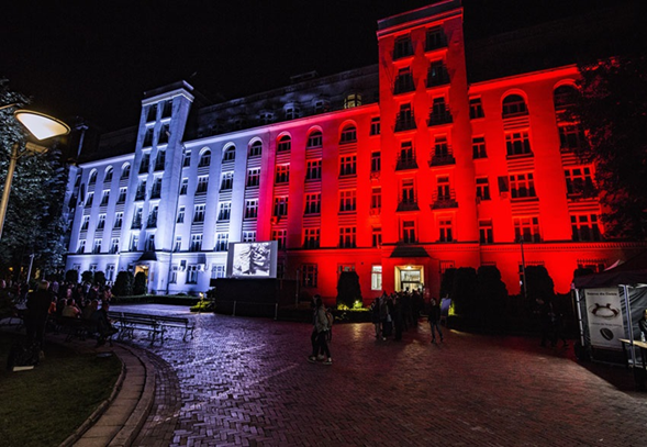Poglądowe zdjęcie oświetlonej elewacji budynku przy al. Ujazdowskich 11
