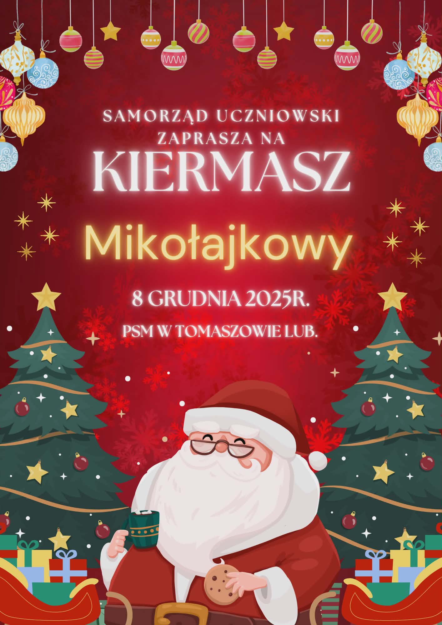 świąteczny plakat mikołajowy na czerwonym tle, z mieniącymi gwiazdkami, płatkami śniegu, bombkami wiszącymi od góry, w części środkowej tytuł zaproszenia, data, miejsce spotkania, poniżej Mikołaj z kubkiem i ciasteczkiem w dłoniach, natomiast po jego obu stronach znajdują się zielone choinki z kolorowymi bombeczkami, gwiazdkami oraz prezenty w sankach