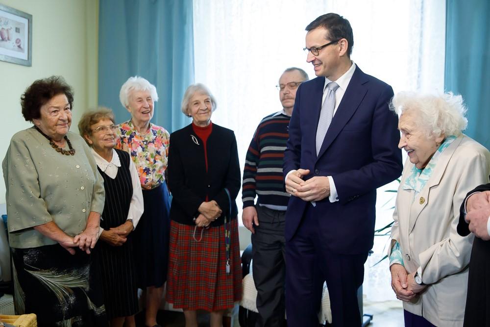 Premier Mateusz Morawiecki wśród seniorów.