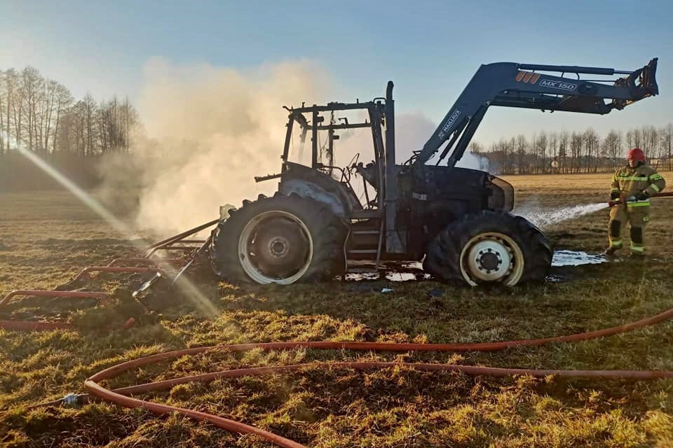 Na zdjęciu wrak spalonego ciągnika rolniczego.