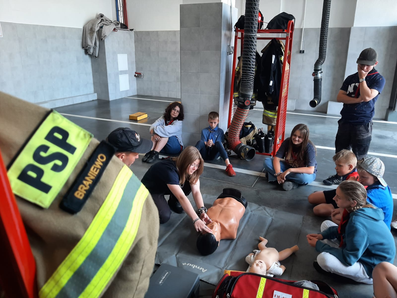Harcerze odwiedzili braniewskich strażaków PSP