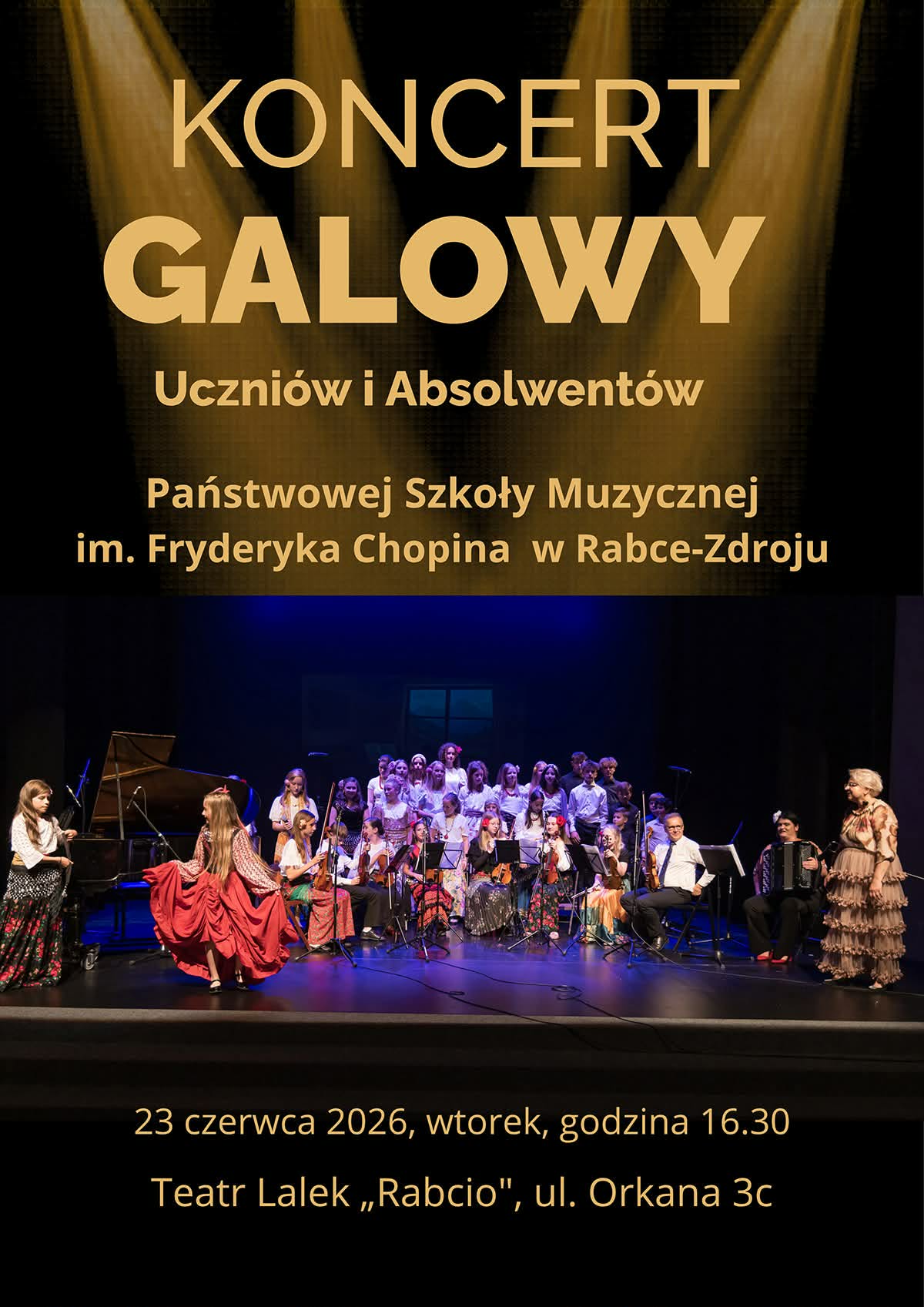 Plakat informuje o Koncercie Galowym Uczniów i Absolwentów Państwowej Szkoły Muzycznej im. Fryderyka Chopina w Rabce-Zdroju. Górna część: Ciemne tło rozświetlone złotymi reflektorami, z eleganckimi, dużymi napisami w kolorze złotym i białym. Środkowa część: Zdjęcie ze sceny, na której znajduje się liczny zespół młodych artystów (chór, skrzypkowie, akordeonista, pianistka) oraz tancerka w tradycyjnym, czerwonym stroju. Dolna część: Czytelne informacje o dacie i miejscu wydarzenia zapisane białą czcionką na czarnym tle.