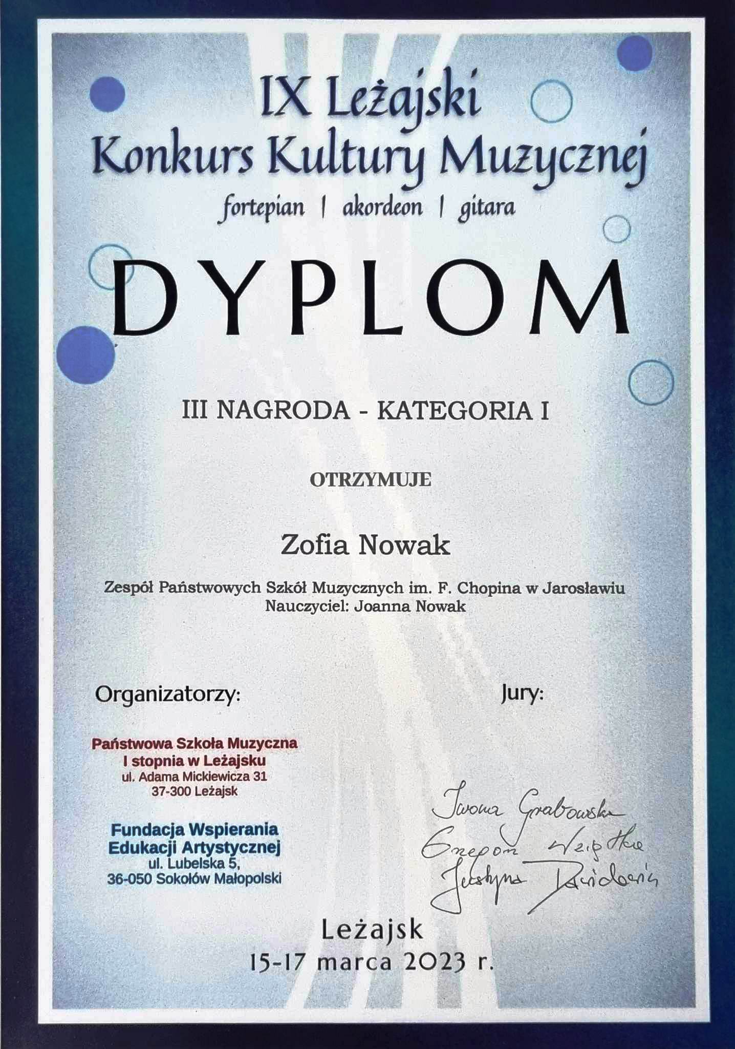 Dyplom konkursu na białym tle z granatowym obramowaniem, na górze granatowymi literami IX Leżajski Konkurs Kultury Muzycznej fortepian/akordeon/gitara III Nagroda - kategoria I Zofia Nowak z ZPSM im. F. Chopina w Jarosławiu, nauczyciel Joanna Nowak, poniżej z lewej strony pieczątki organizatorów PSM I st. w Leżajsku oraz Fundacji Wspierania Edukacji Artystycznej, po prawej podpisy członków Jury. Na dole napis Leżajsk, 15-17 marca 2023 r.