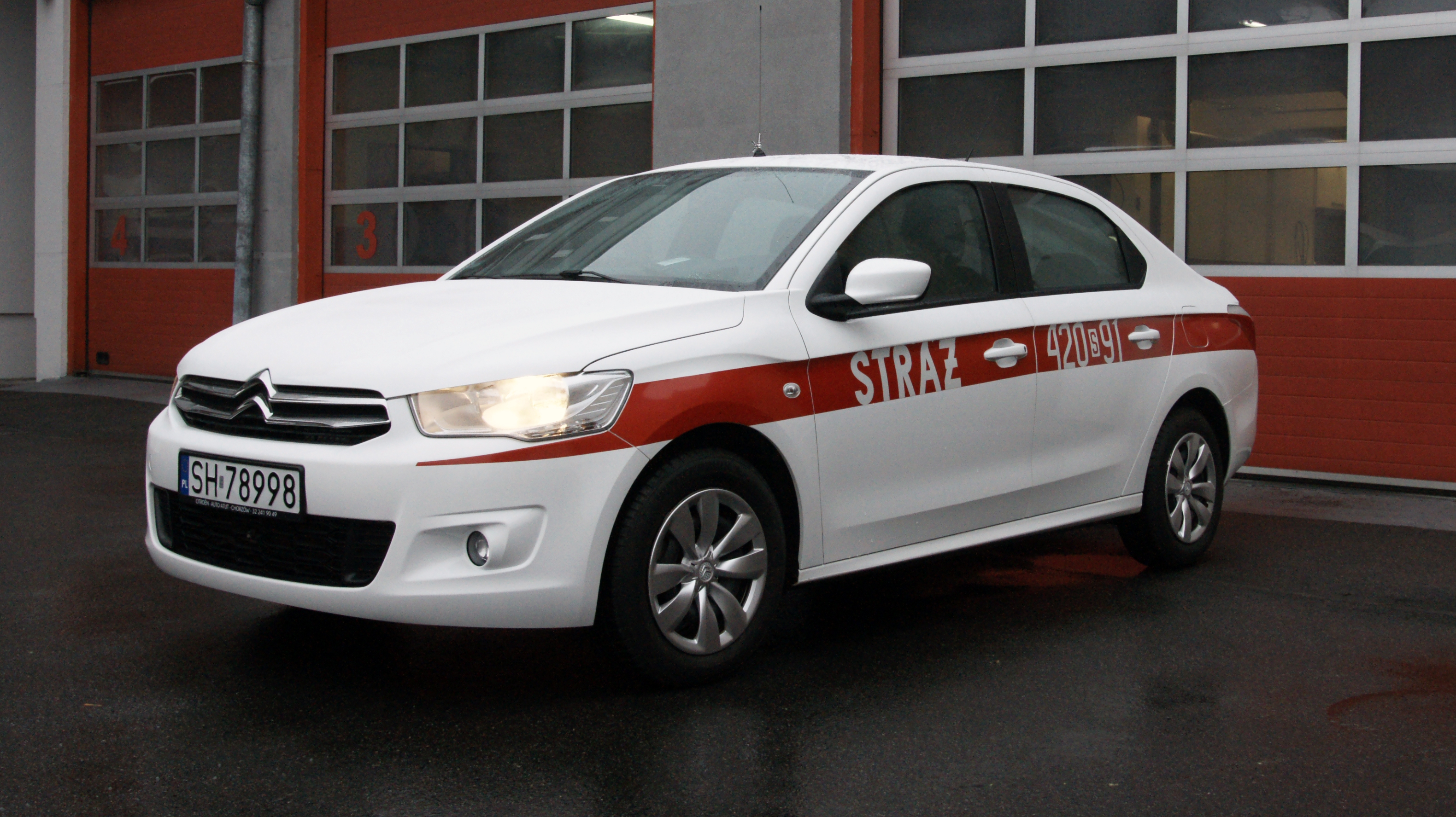 Na fotografii widoczny jest samochód operacyjny SLOp CITROEN