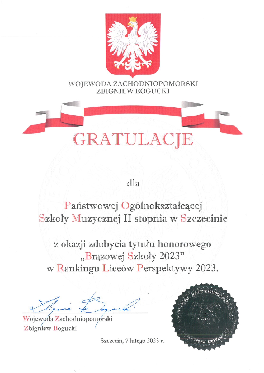Grafika prezentuje tekst: Wojewoda Zachodniopomorski Zbigniew Bogucki składa gratulacja dla POSM II st. w Szczecinie z okazji zdobycia tytułu honorowego "Brązowej Szkoły 2023" w Rankingu Liceów Perspektywy 2023
