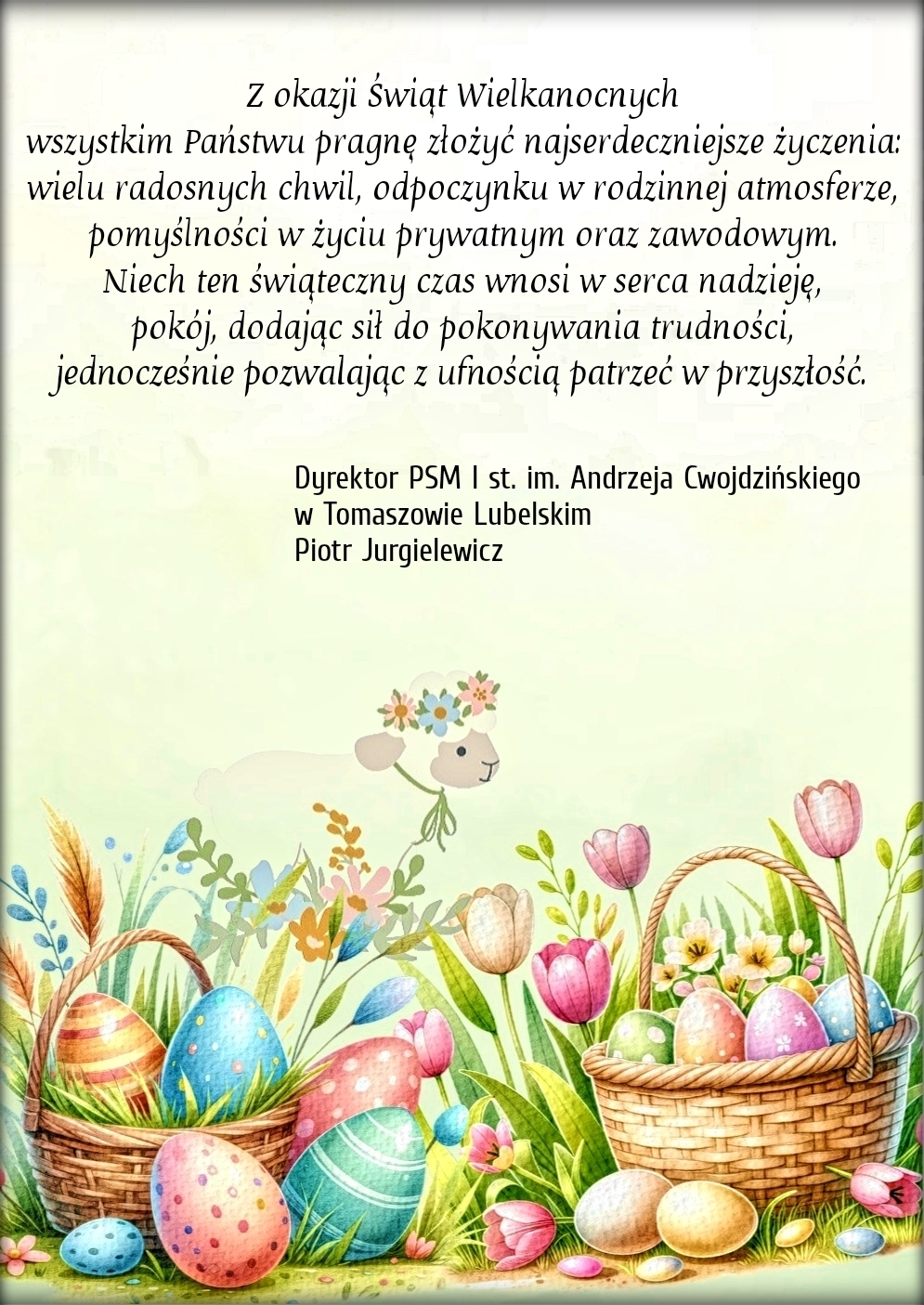 plakat zawiera od góry życzenia na Święta Wielkanocne skierowane od dyrektora szkoły, poniżej dwa koszyki wielkanocne wypełnione kolorowymi pisankami, postawione na trawie, z roślinami i kwiatami kolorowymi, powyżej baranek z wianeczkiem z kolorowych kwiatków na głowie