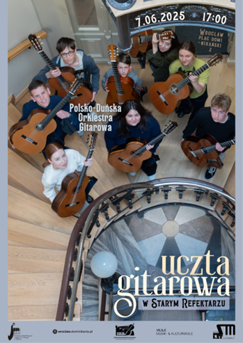 Plakat informujący o koncercie gitarowym w Starym Refektarzu. Grupa młodzieży trzymająca gitary, stoi na schodach.