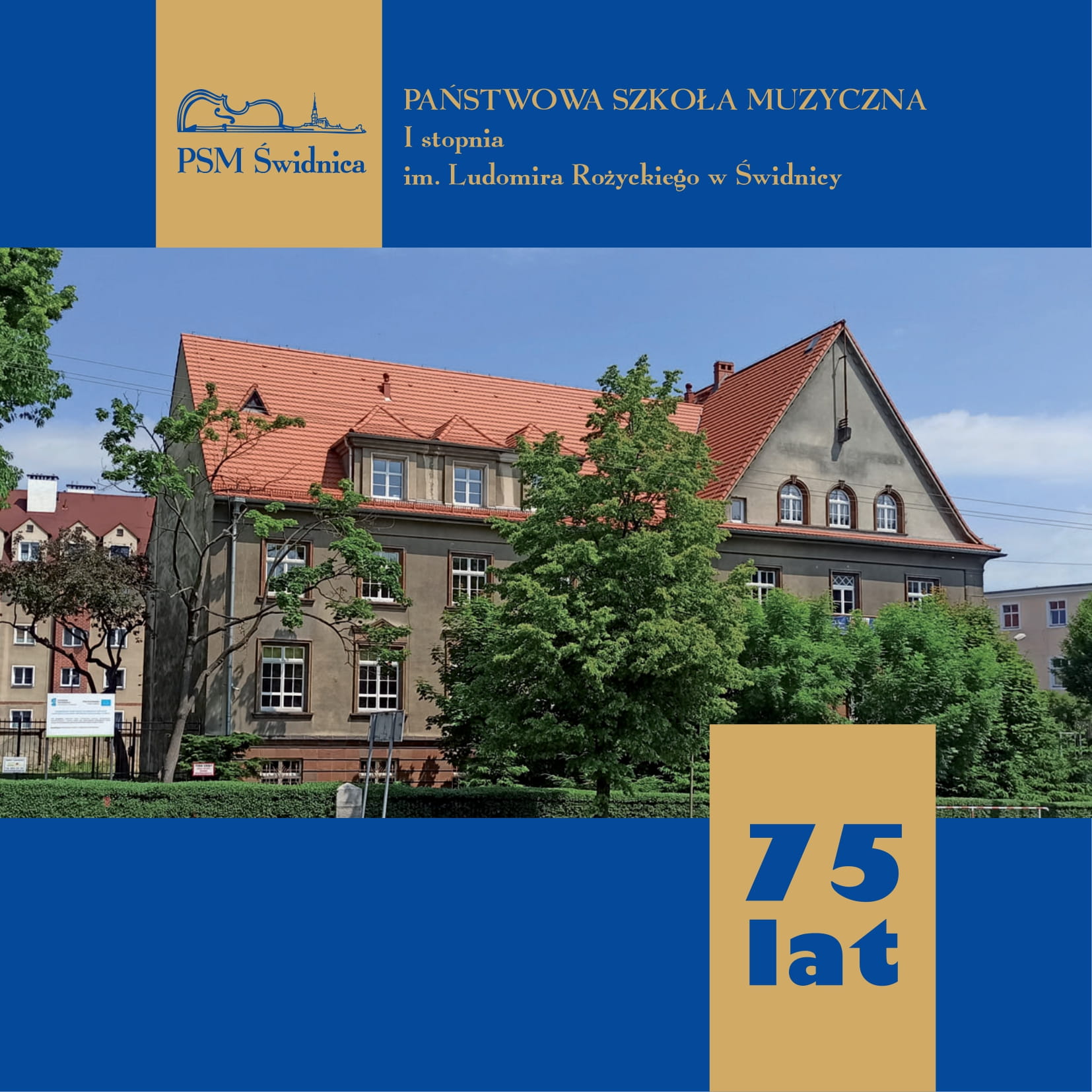 Zdjęcie przedstawia zdjęcie budynku szkoły po środku . W górnej części na niebieskim pasku widnieje nazwa szkoły i logo - napisy w kolorze żółtym. Na dole na niebieskim pasku po prawej stronie napis 75 lat na żółtym prostokącie.