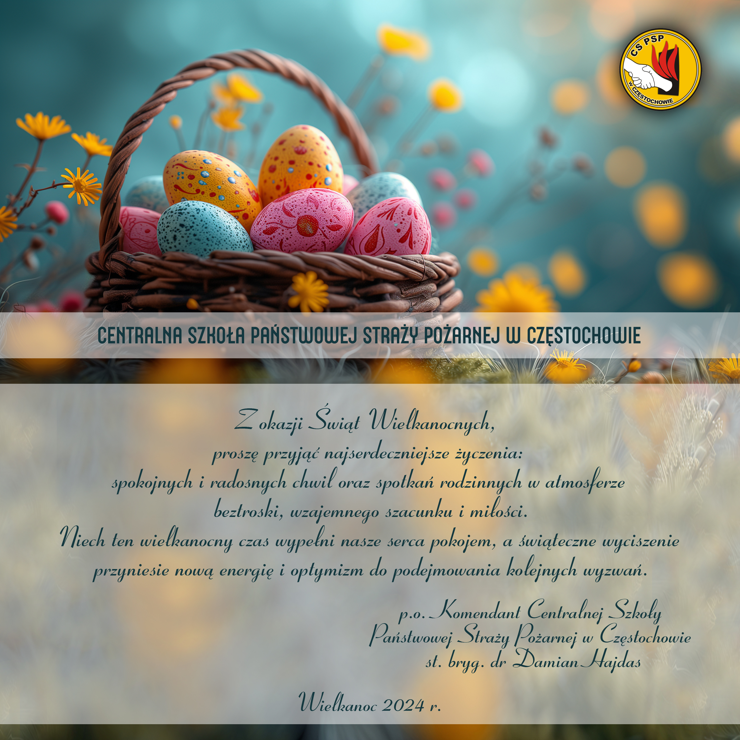 Kartka z życzeniami z okazji Świąt Wielkanocnych, u góry koszyk z kolorowymi pisankami na tle polnych kwiatów, po prawej logo Centralnej Szkoły PSP, poniżej tekst życzeń