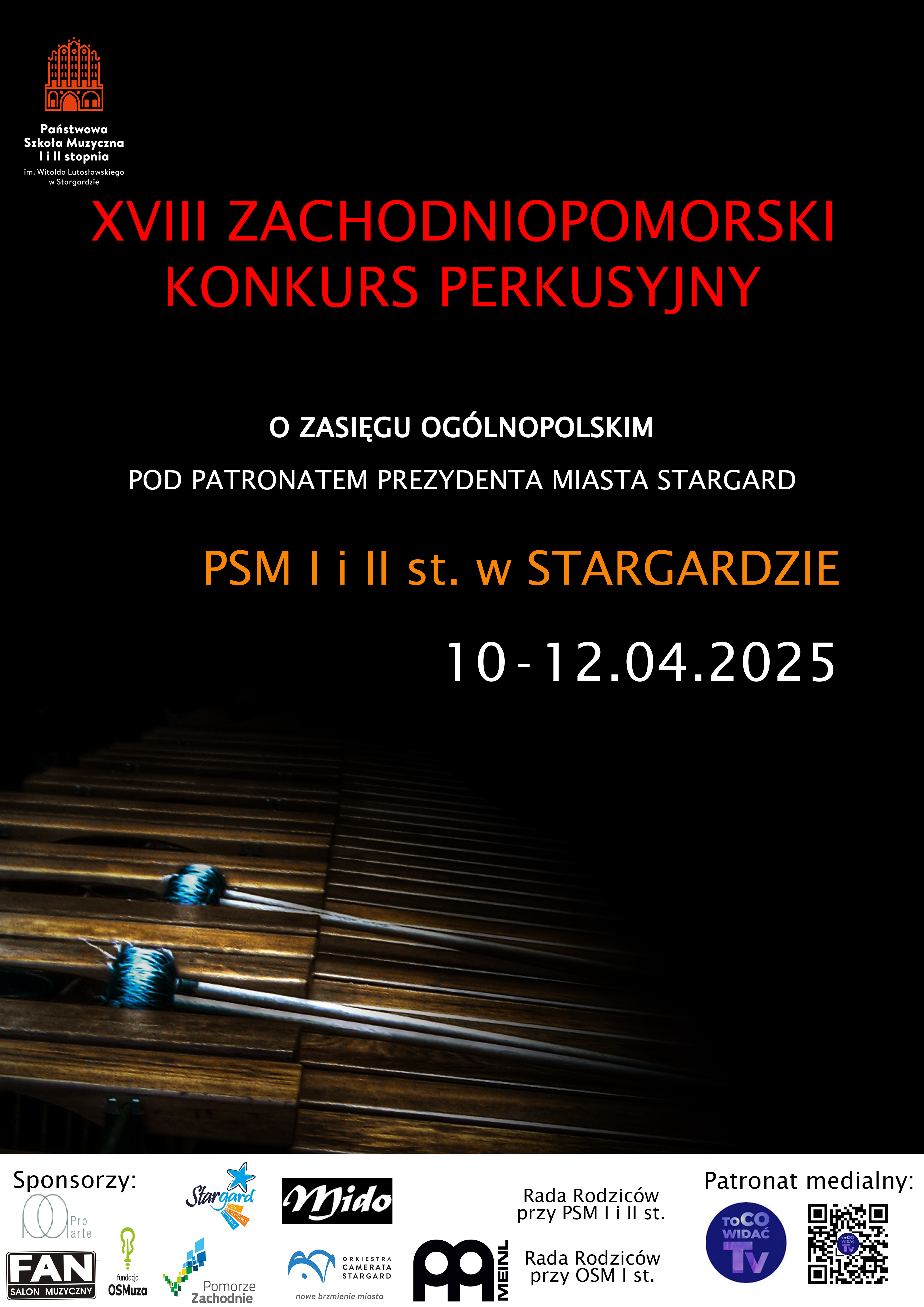 Plakat 18. Zachodniopomorskiego Konkursu Perkusyjnego, który odbędzie się w dniach 10-12 kwietnia 2025. Tło plakatu jest czarne, w jego górnej części znajduje się czerwony napis oraz logo Państwowej Szkoły Muzycznej im. Witolda Lutosławskiego w Stargardzie. W dolnej części plakatu znajduje się zdjęcie klawiatury marimby, na której leżą dwie pałeczki mające turkusowe końcówkami. Na samym dole plakatu na białym tle znajdują się logo stowarzyszenia Pro Arte, lMiasta Stargard, salonu muzycznego FAN, fundacji OSMuza, Orkiestry Camerata Stargard, rad rodziców przy PSM I i II st. oraz przy OSM I st. w Stargardzie, firma Meinl oraz patron medialnyTV to co widać.