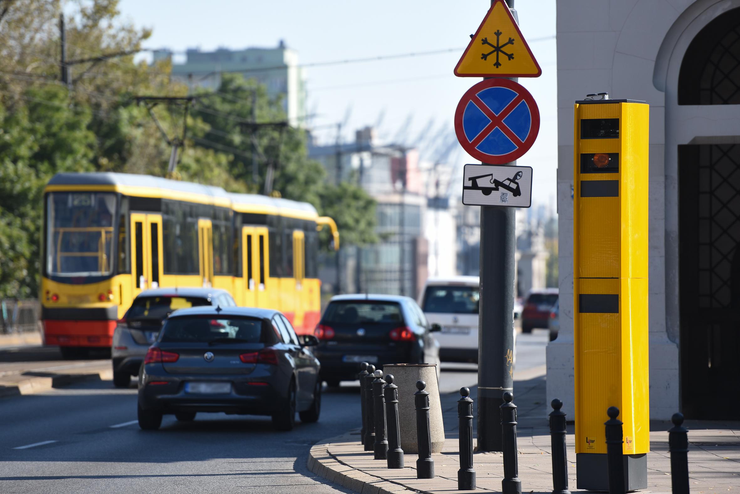 Fotoradar na moście Poniatowskiego, w tel tramwaj i samochody