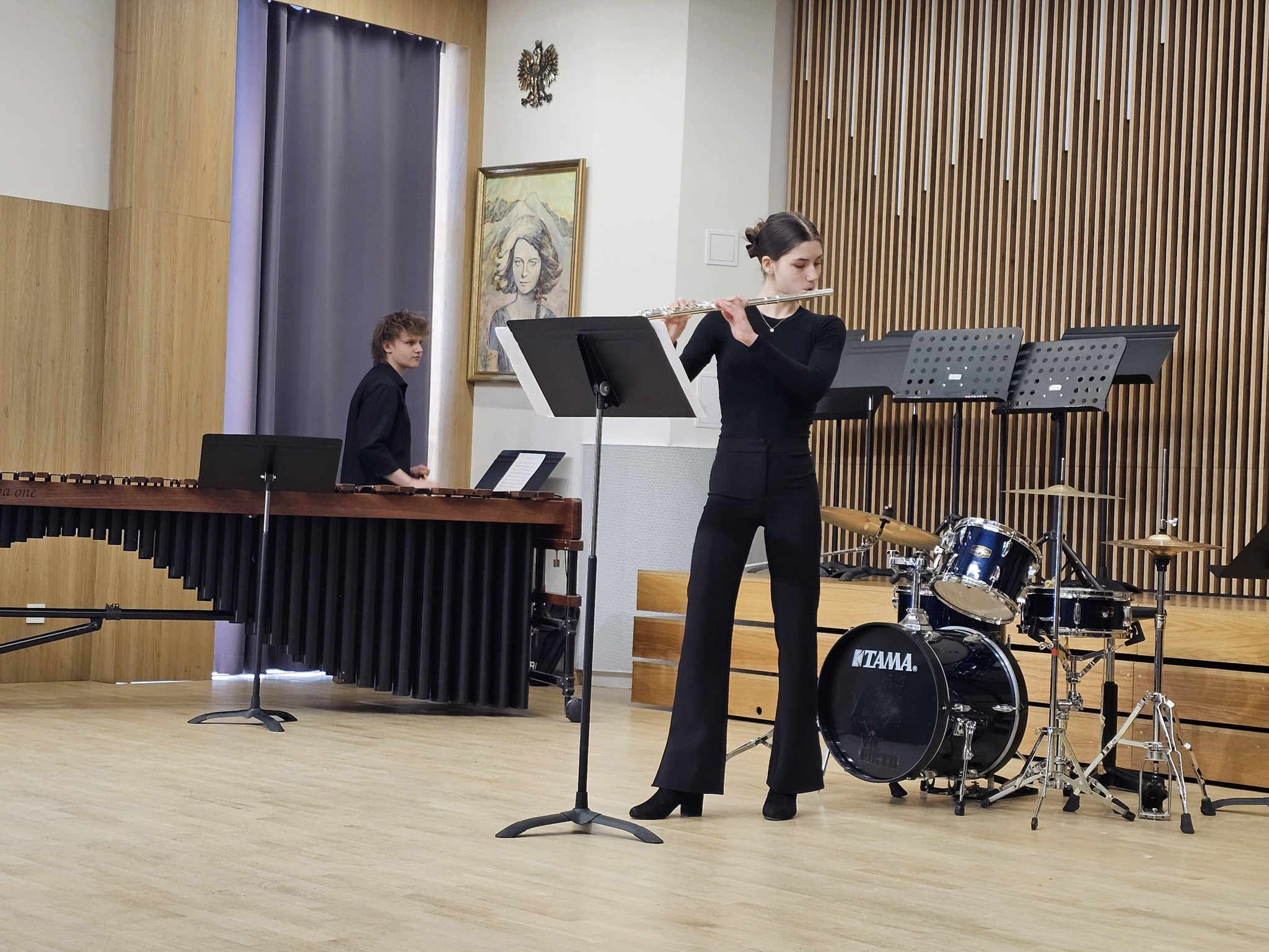 Na scenie flecistka oraz perkusista.