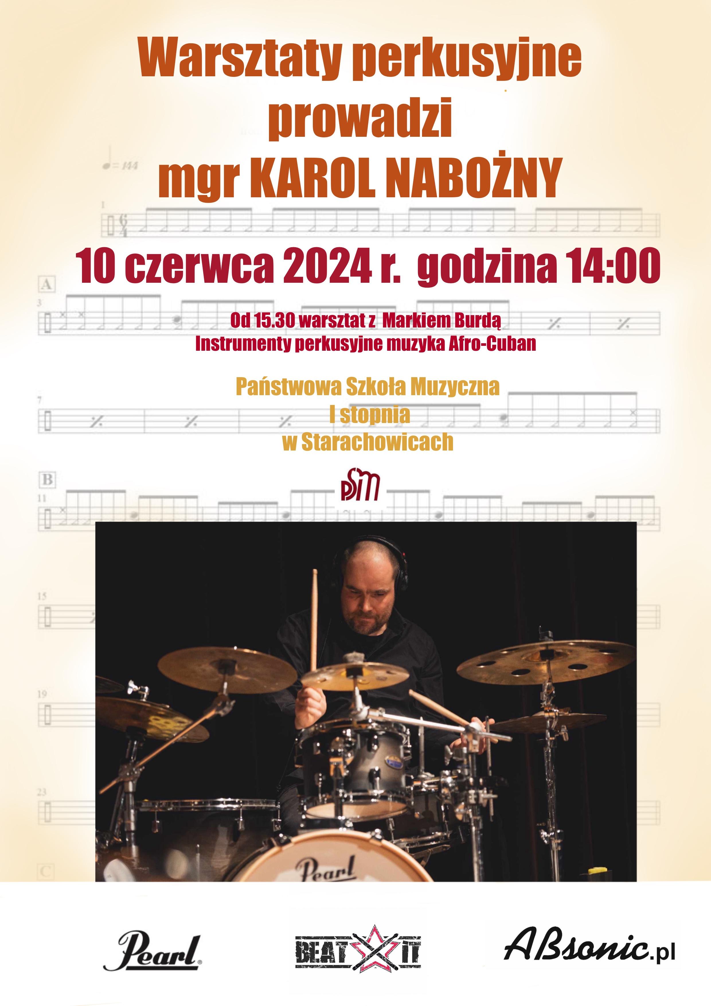 Plakat na którym widać zdjęcie na dole plakatu na którym siedzi mężczy przyzna ze słuchawkami na uszach i gra na perkusji wyżej napis warsztaty perkusyjne prowadzi Karol Nabożny, godzina 14:00 a poniżej mniejszymi literami w kolorze portowym napis od 15.30 warsztat z Markiem Burdą instrumenty perkusyjne muzyka afro kuban. W tle plakatu pięciolinia w żółtym kolorze a na niej nuty.