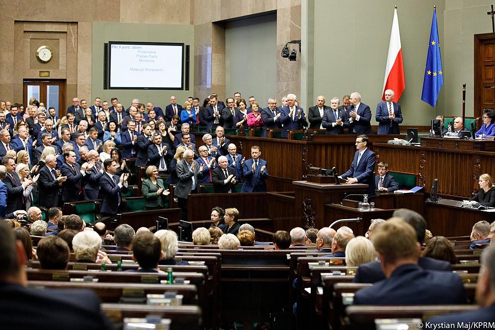 Premier przemawia na mównicy sejmowej podczas expose.