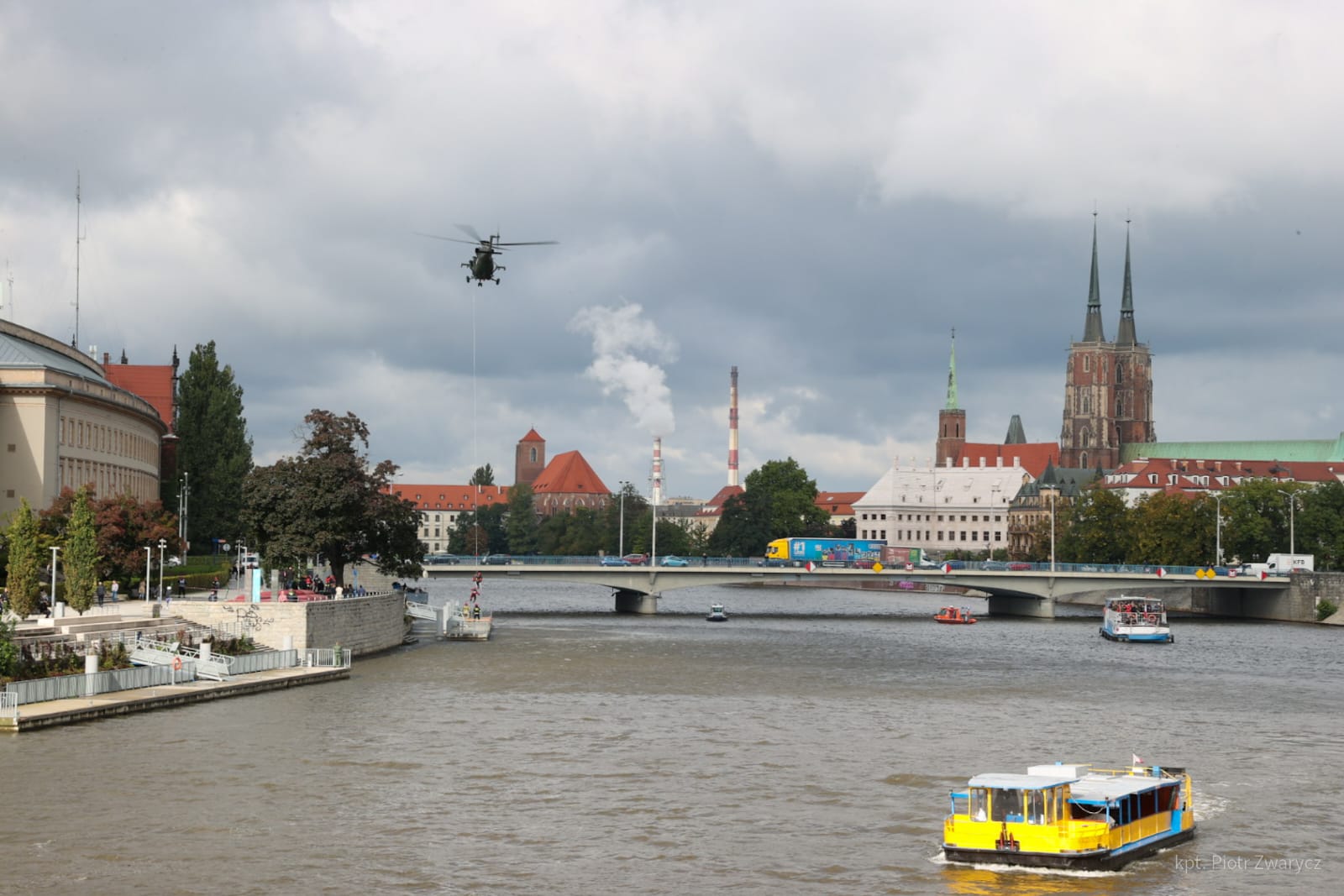 Helikopter nad rzeką