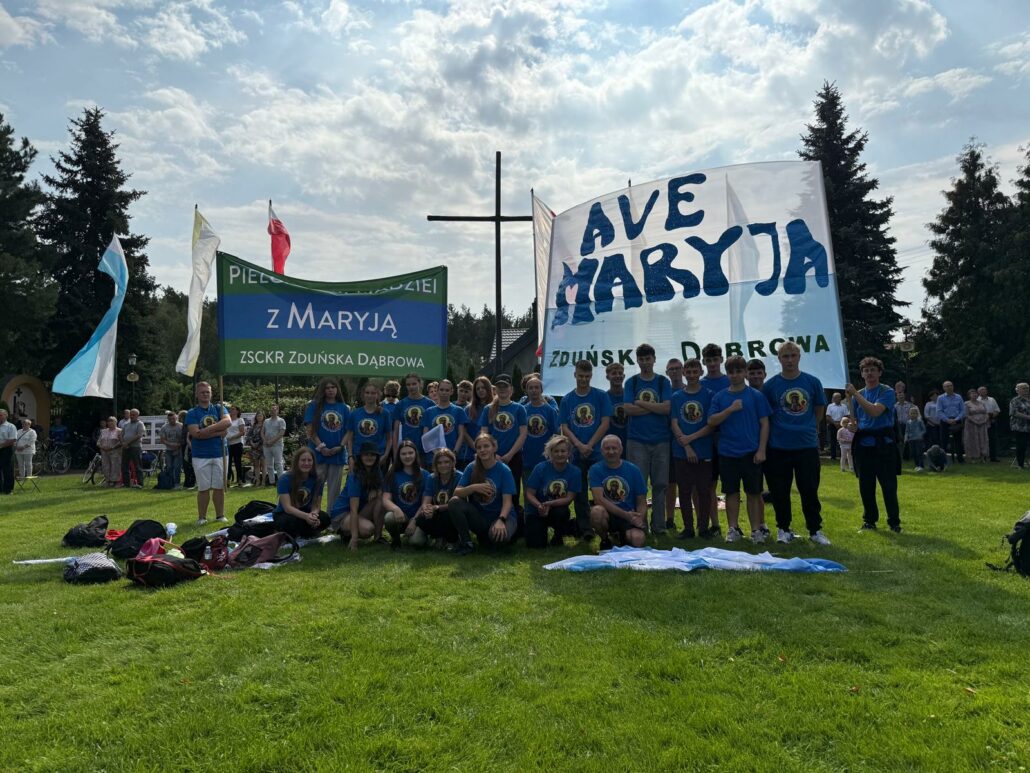 Pielgrzymka młodzieży ZSCKR w Zduńskiej Dąbrowie do Sanktuarium Matki Bożej Domaniewskiej