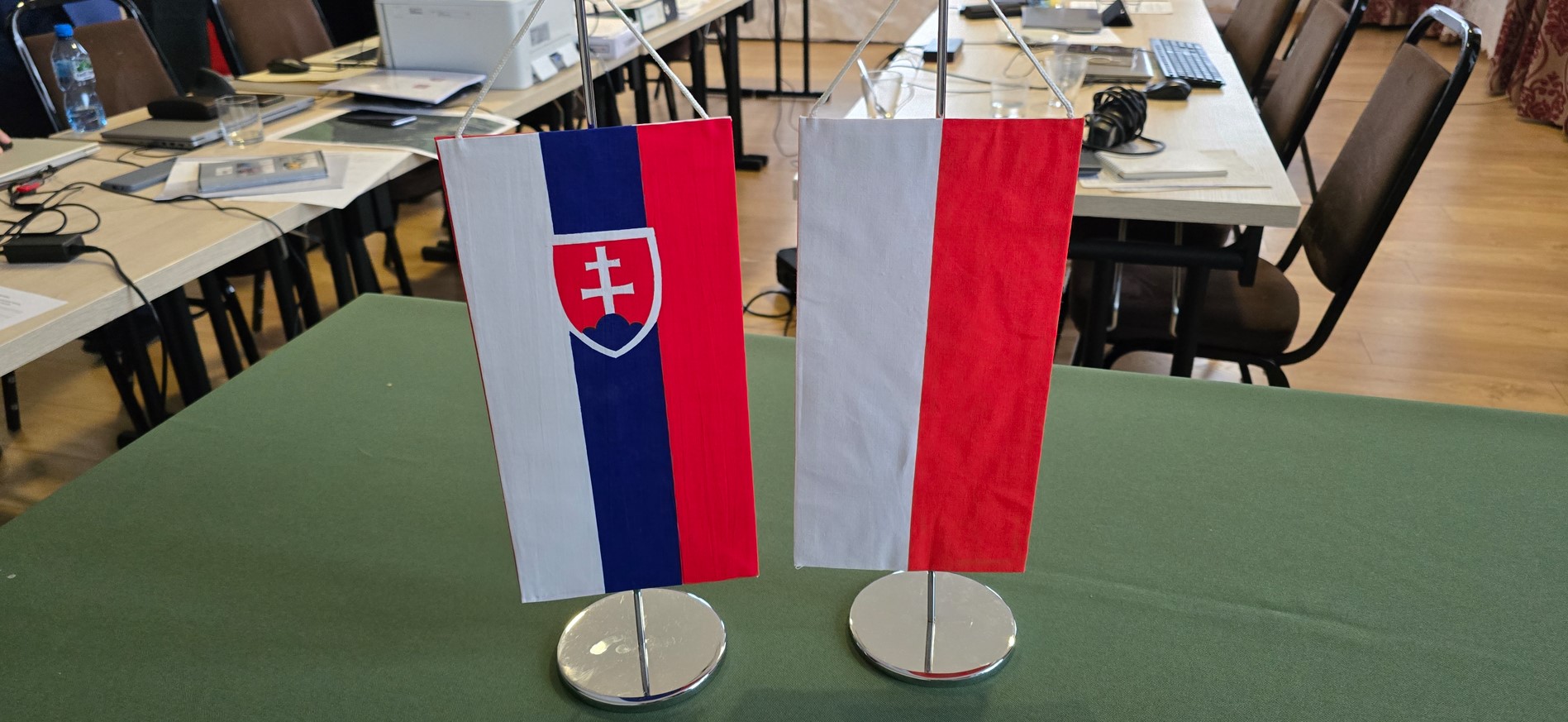 Flagi Rzeczypospolitej Polskiej i Republiki Słowackiej podczas XXXVII posiedzenia Stałej Komisji Granicznej w Bukowinie Tatrzańskiej