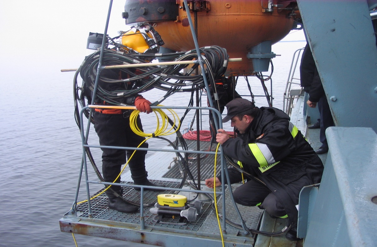 Nurek z pojazdem ROV