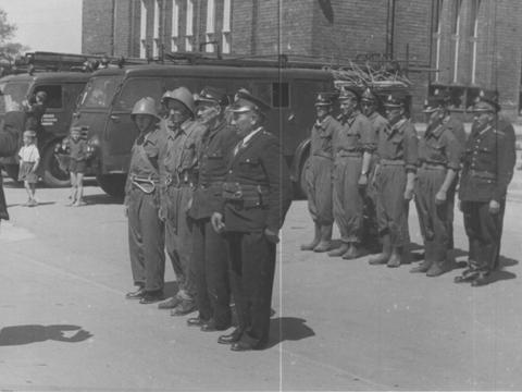 1955r. - plac Ratuszowy, pierwsze ćwiczenia w składzie plutonu
