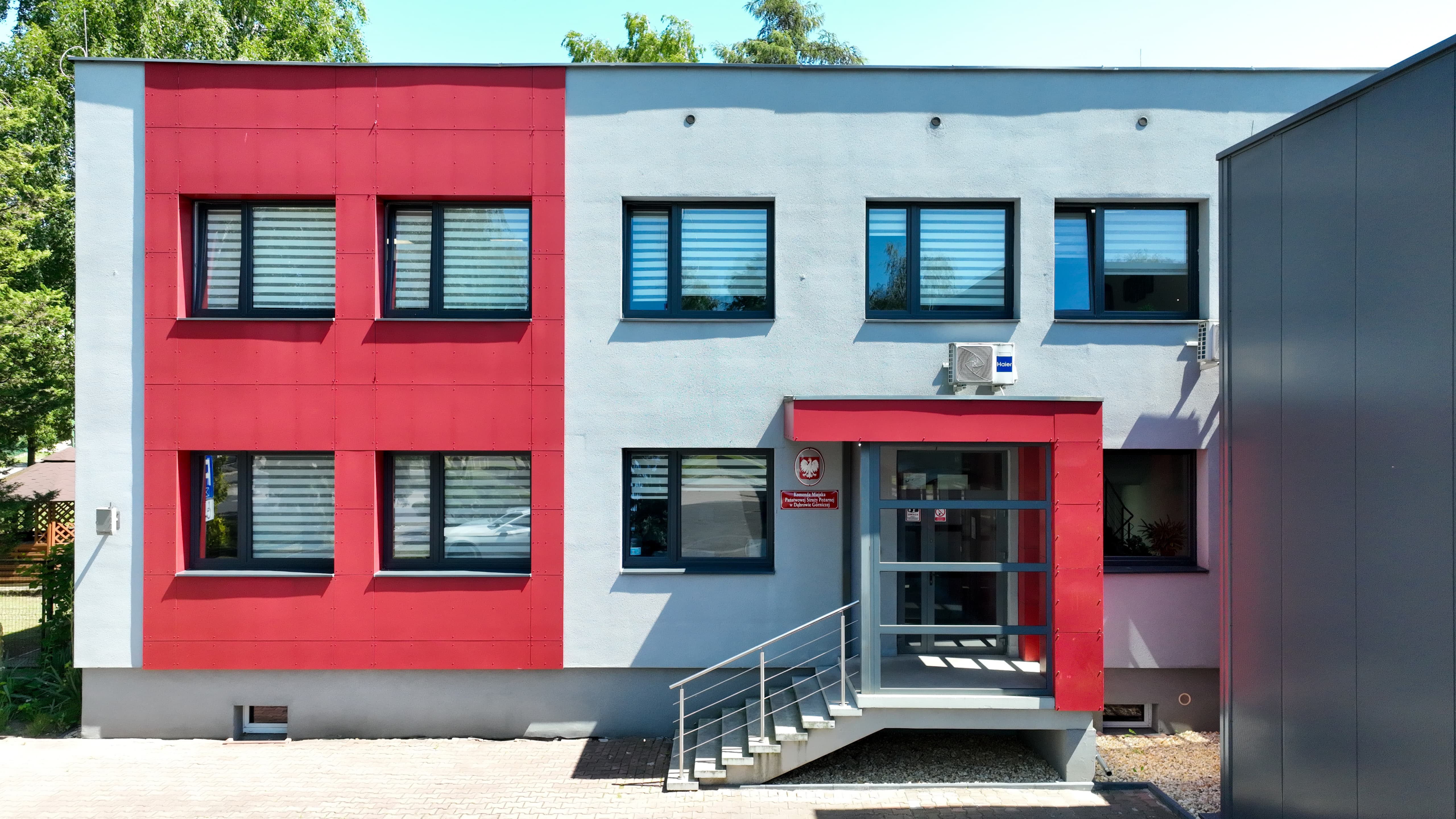 wejście główne do budynku Komendy Miejskiej Państwowej Straży Pożarnej od ul. Podlesie