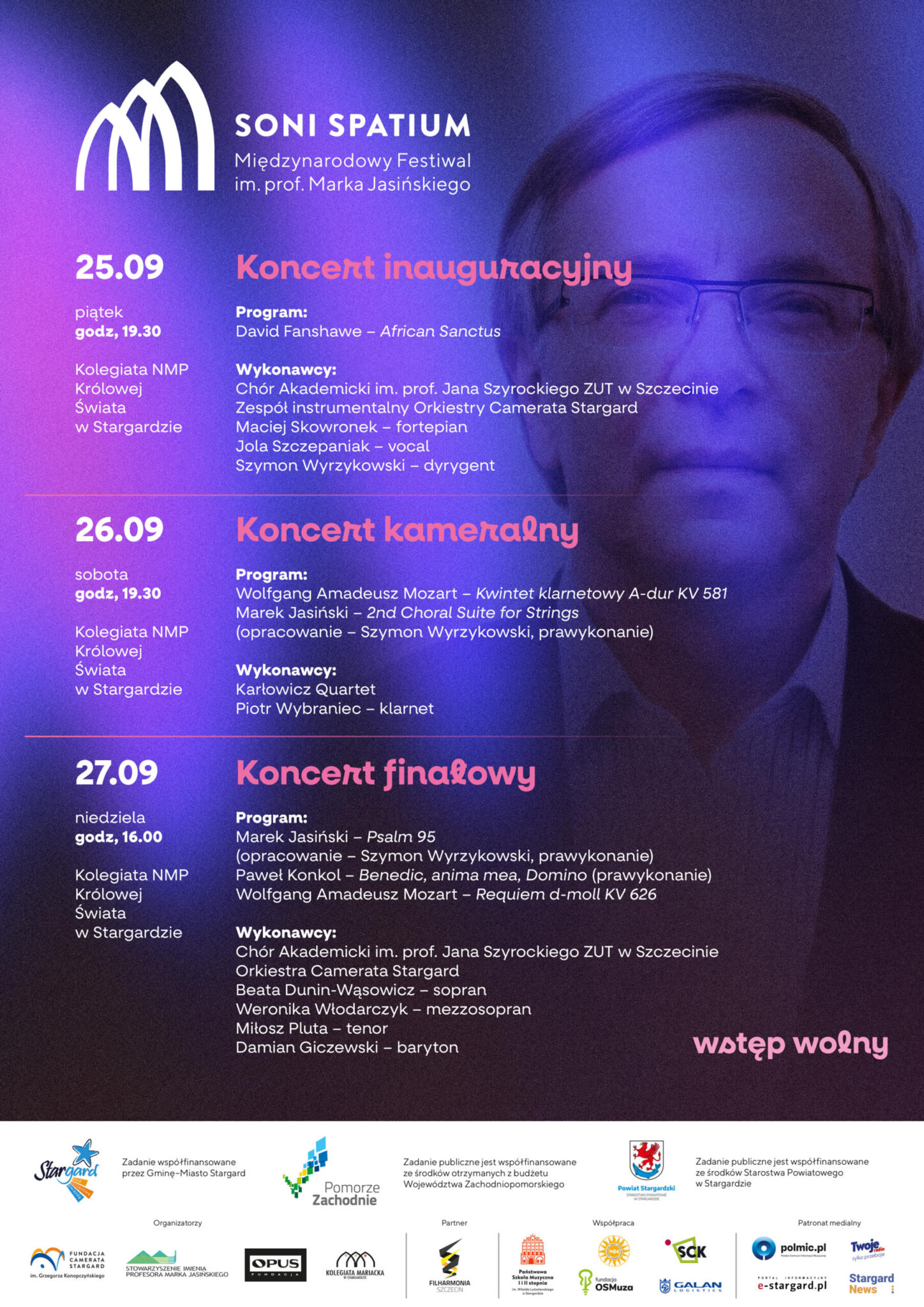 Plakat informacyjny Międzynarodowego Festiwalu SONI SPATIUM im. prof. Marka Jasińskiego w dniach 25-27 września 2026. Tło plakatu jest niebieskie z odcieniem fioletu i różu, a po jego prawej stronie znajduje się zdjęcie twarzy prof. Marka Jasińskiego W górnej części umieszczone jest białe logo festiwalu, a poniżej harmonogram i program koncertów.