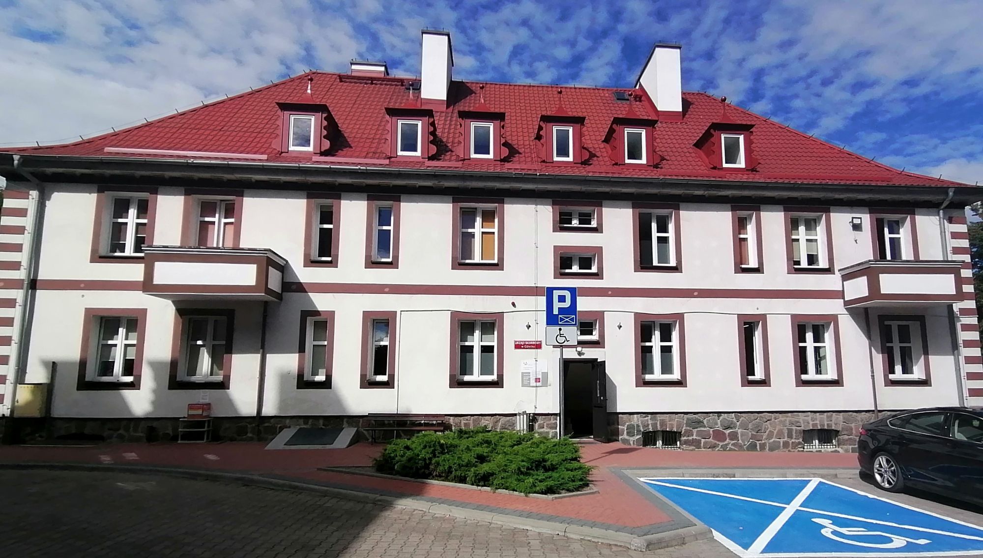 Fasada budynku, w którym znajduje się siedziba Urzędu Skarbowego w Giżycku.