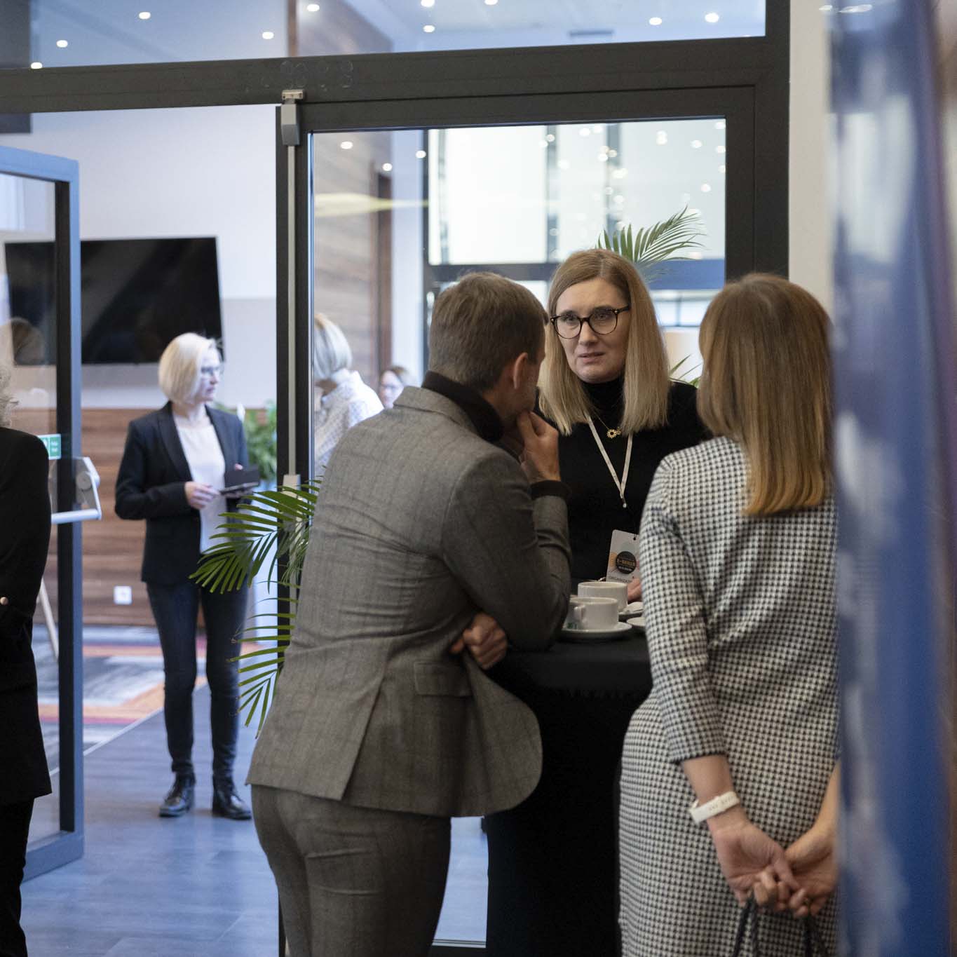 Prelegenci i Organizatorki konferencji rozmawiają.