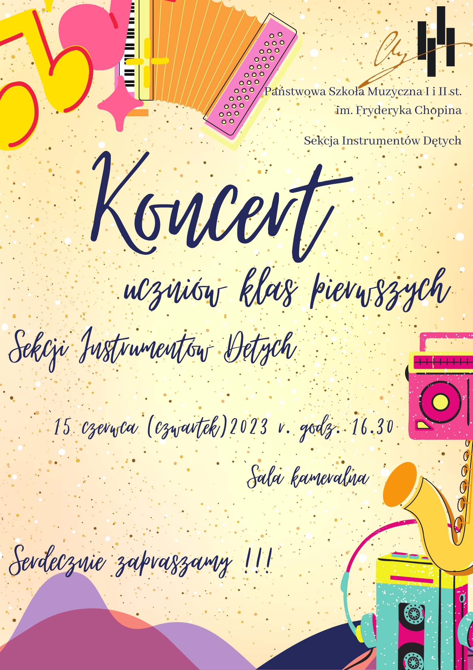 Plakat na żółtym tle z kolorowymi małymi kropeczkami. W lewym górnym rogu kolorowe nutki oraz kolorowy akordeon, w lewym górnym rogu logo szkoły a pod nim pełna nazwa szkoły oraz sekcji organizującej koncert. Na środku pełna nazwa koncertu oraz wykonawców, poniżej data, miejsce i godzina wydarzenia, poniżej zaproszenie na koncert. W lewym dolnym rogu kolorowe rysunki radia, saksofonu oraz walkmena. Na samym dole różowo-fioletowo-granatowe fale.