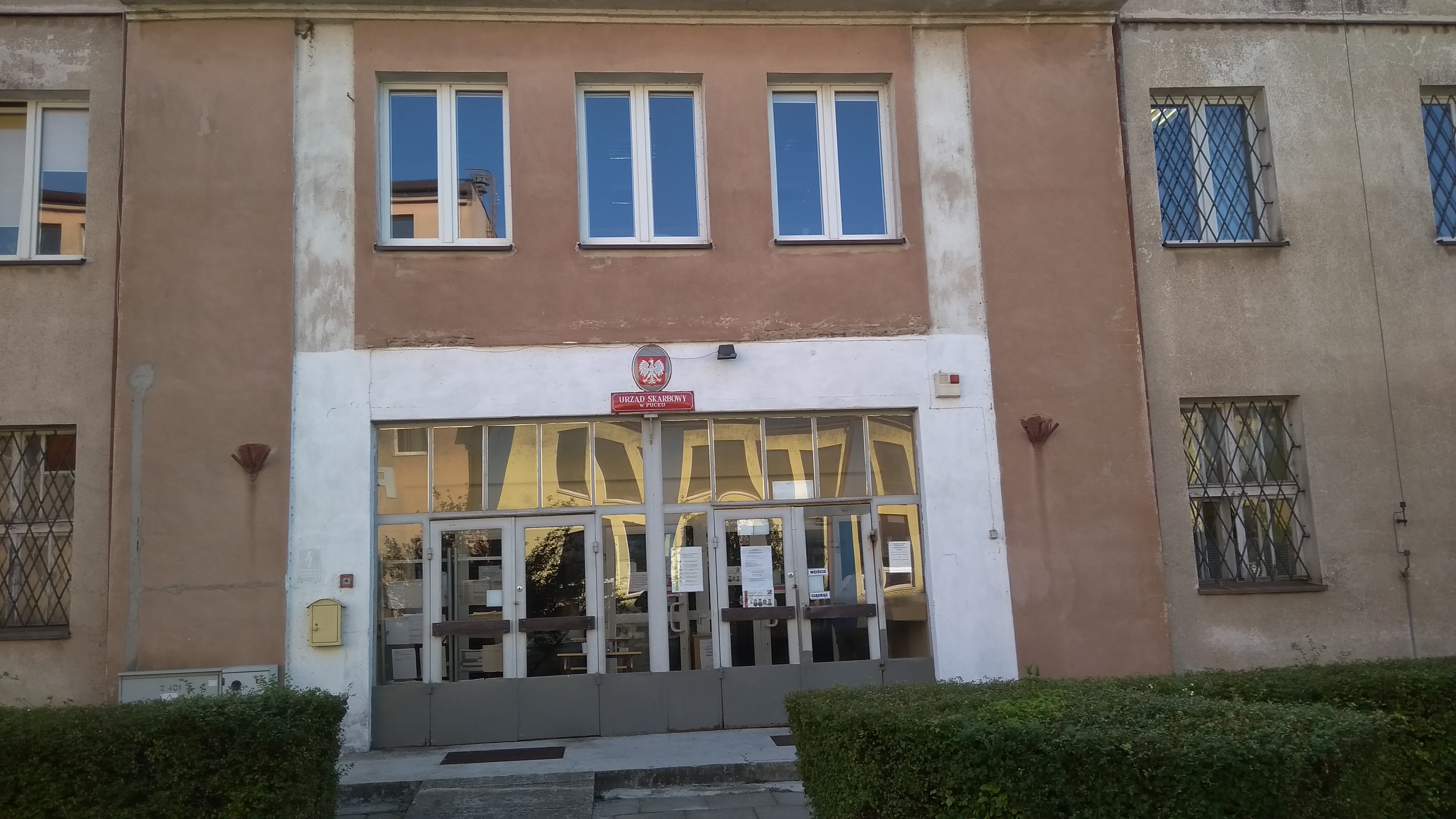 Wejście do budynku Urzędu Skarbowego w Pucku