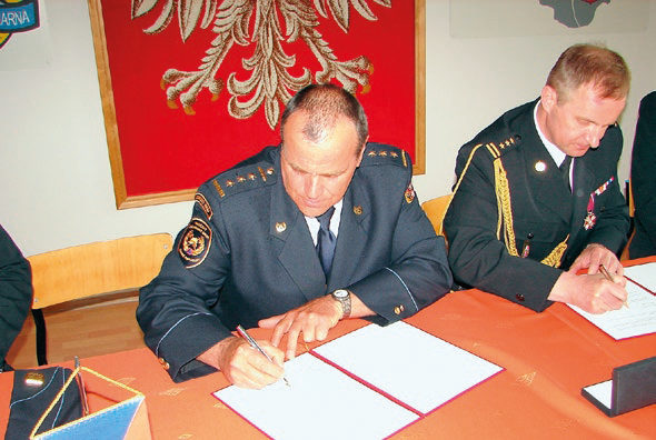 Zdjęcie przedstawia moment podpisanie porozumienia.