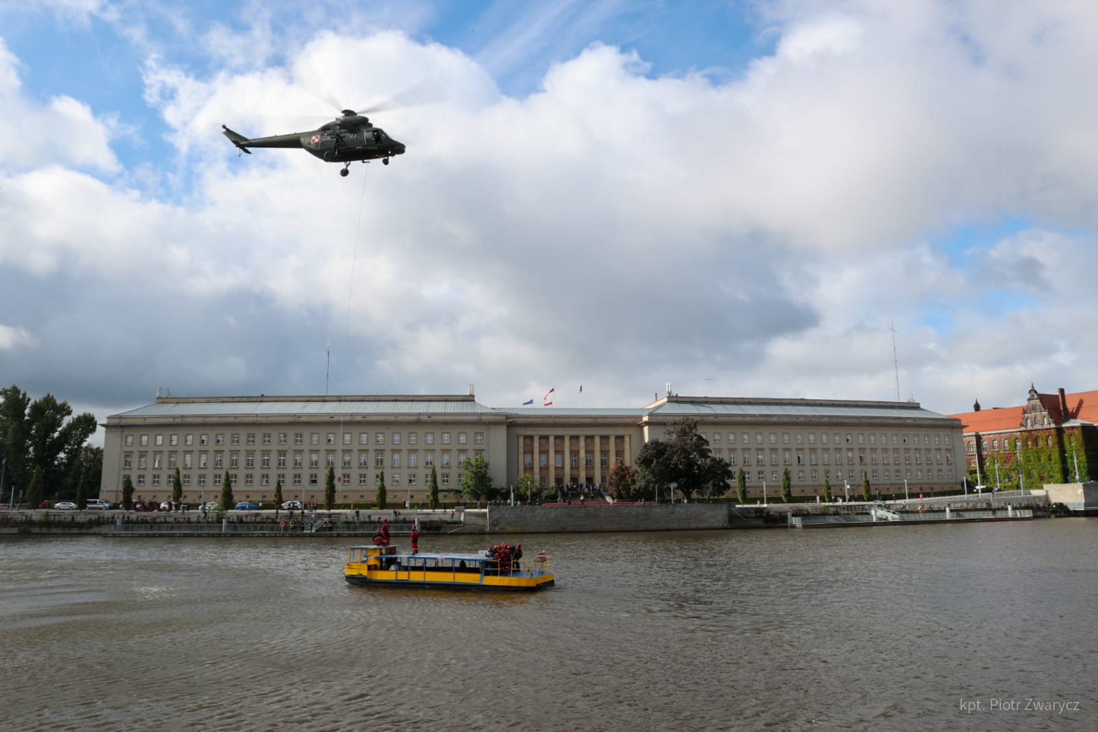 Helikopter nad rzeką Odrą. Na rzece widoczna barka